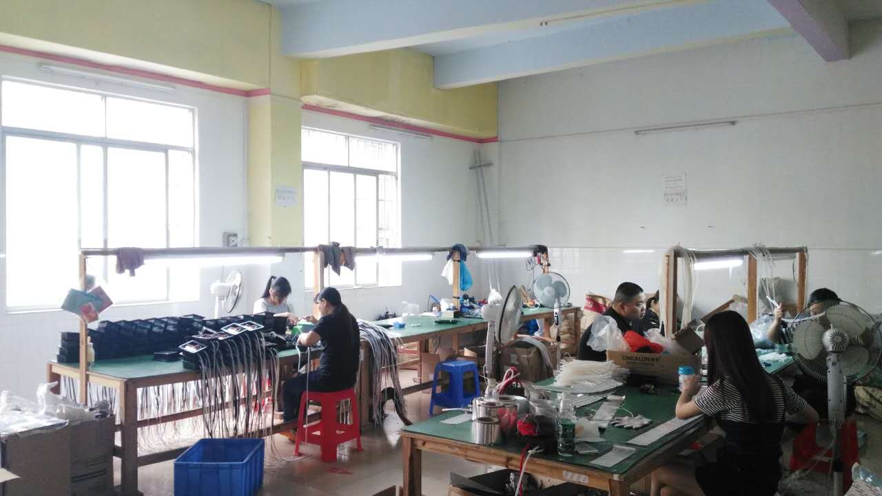 凱恩利客戶生產車間：工（gōng）作人員正裝配試用車床件