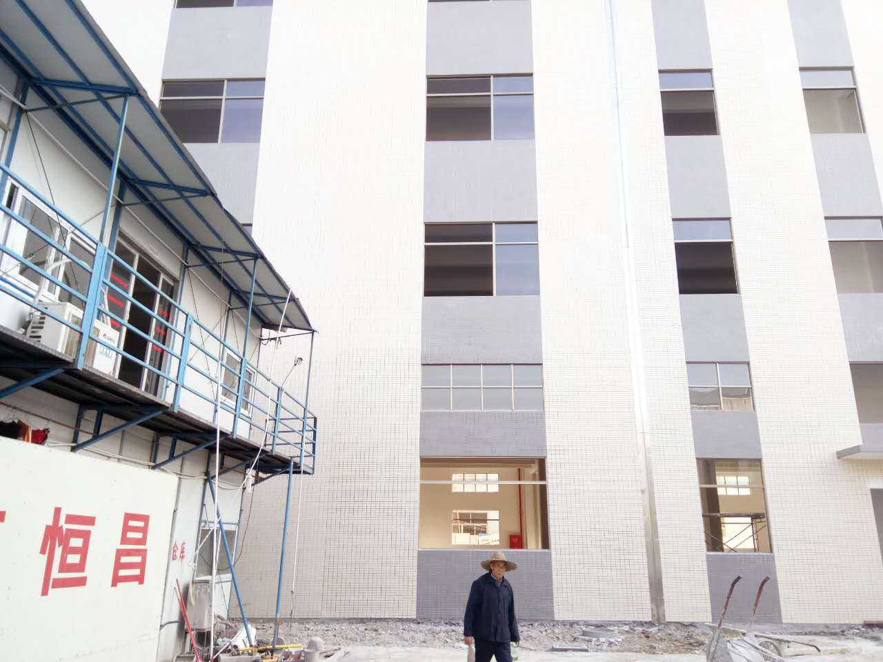 已建成了1幢(2800平方米(mǐ),共4層的廠房) 已建成了1幢(2800平方米,共4層的(de)廠房)