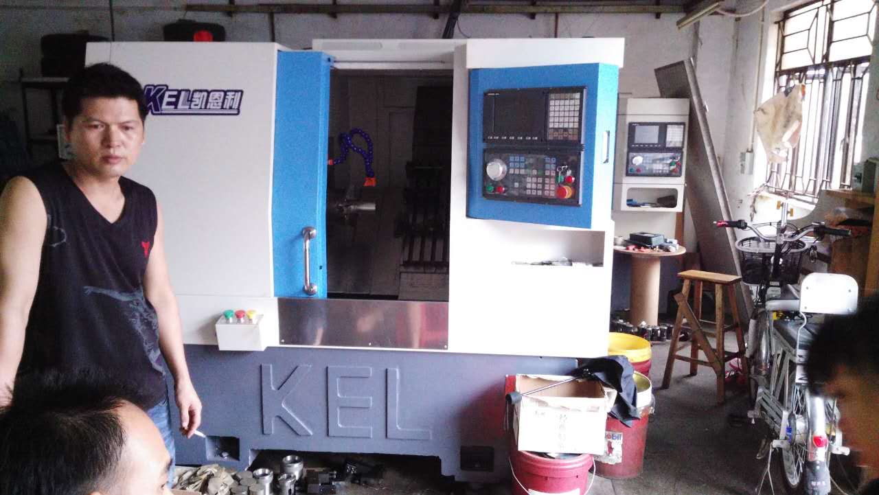 黃步鵬老板(bǎn)在(zài)雁田看機的照片 黃步(bù)鵬(péng)老板在雁田看(kàn)機的照片