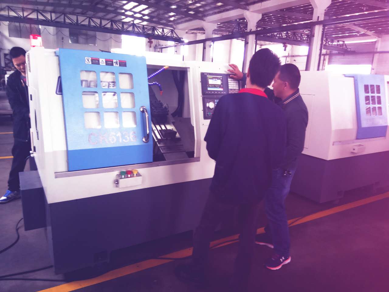 凱恩利技術人員馬生培訓李(lǐ)建(jiàn)林老板數(shù)控車床的操作方法簡單的保養維護 凱(kǎi)恩利技術人員馬生培訓(xùn)李建林(lín)老板數控車床的操作方法簡單的保養維護