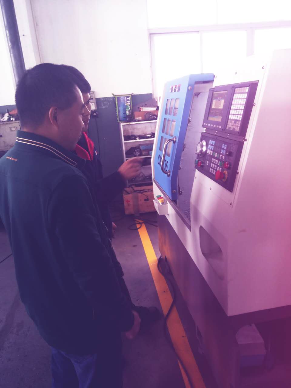 凱恩利技(jì)術(shù)人員莫生培訓李建林老板數控(kòng)車床的使用方法 凱恩利技術(shù)人員莫生培訓李建林老板數控車床的使用方法