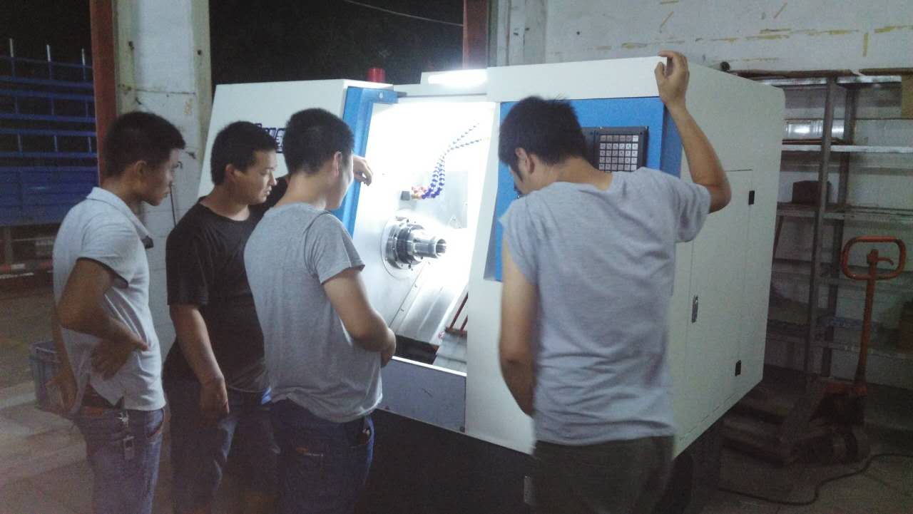 周邊的客（kè）戶（同行（háng）業的加工廠老板來參觀凱恩利的機器）