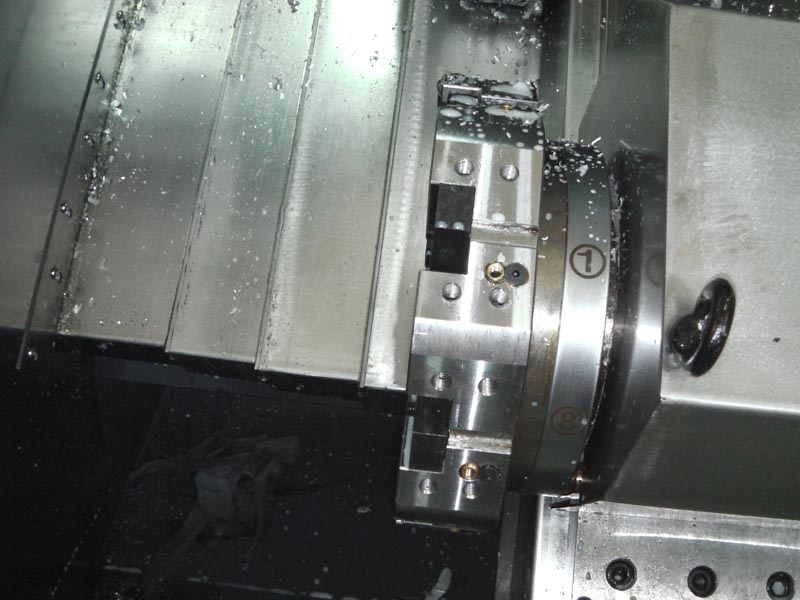 大拖（tuō）板（bǎn）和刀架斜置（zhì），使得機床（chuáng）的操作和排屑都很方（fāng）便，並且占地（dì）麵積小，有很好的宜人性。