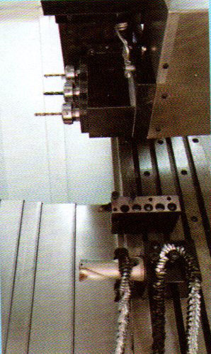 控製係（xì）統及主軸電機（jī）采用伺服（fú）主軸，加裝兩軸徑向（xiàng）或軸向伺服動力頭。可實現主軸360度任意分度定位，鑽、攻、銑功能。