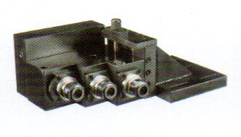 控製係統及主軸電機采（cǎi）用伺服主軸，加裝兩（liǎng）軸（zhóu）徑向或軸向伺服動力頭。可實現主軸360度任意分度定位，鑽、攻、銑功能。