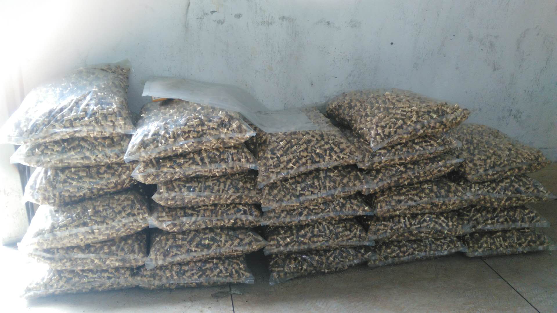 楊華（huá）勇（老板）用凱恩利36機加工的產品