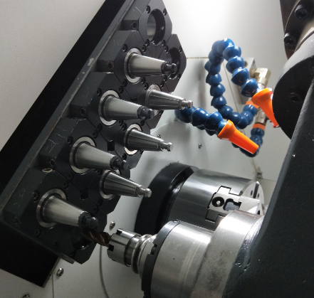 .數控車床標準配(pèi)置台灣套筒主軸.主軸軸承采用日本NSK高精度滾動主(zhǔ)軸軸承、主軸最高轉速可達6000r/min,主軸(zhóu)伺服主軸驅動,可實現C軸差補分度加工。 .數控車床標準配置台灣套筒主(zhǔ)軸.主軸軸承采用日本NSK高精度滾動主軸軸承、主軸最高轉速可(kě)達6000r/min,主軸伺服主軸驅動,可實現C軸差補分度加工。