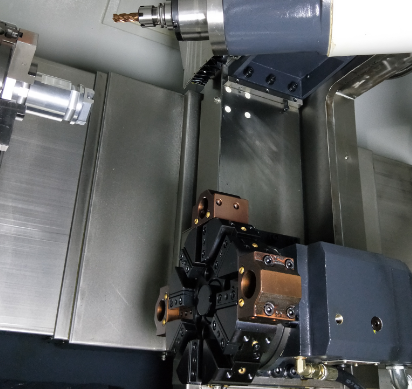 標準配置為伺服刀塔,再配(pèi)置(zhì)車銑銑削(xuē)機構(gòu)、實現4+1軸車銑複合加工或5軸加工。 標準配置為伺服刀塔,再配置車銑銑削機構、實現(xiàn)4+1軸車銑複合加工或5軸加(jiā)工。