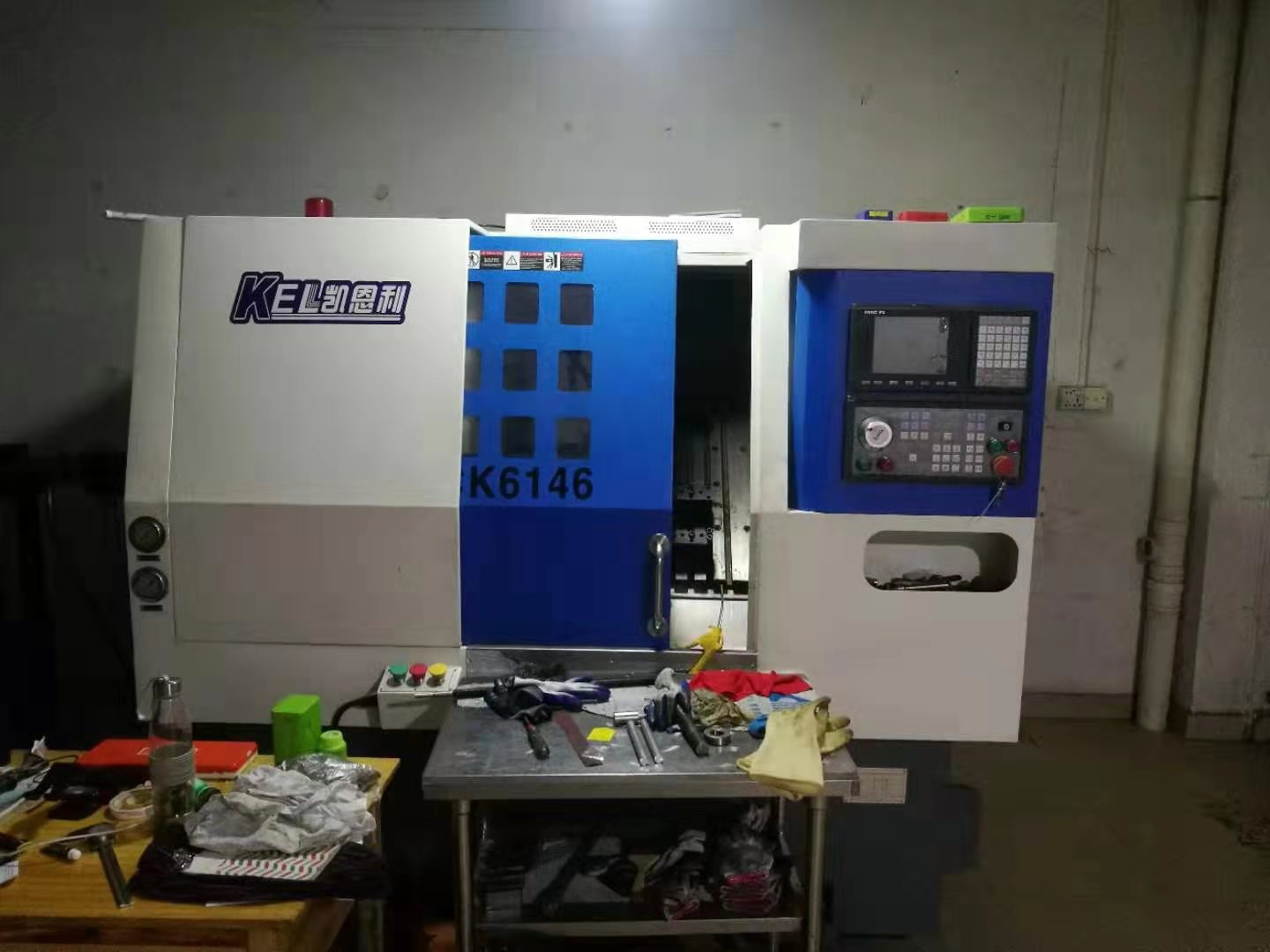 袁星星(師(shī)傅)使用(yòng)凱恩利數控車(chē)床的場(chǎng)景情況 袁星星(師傅)使用凱恩利數控車床(chuáng)的場(chǎng)景情況