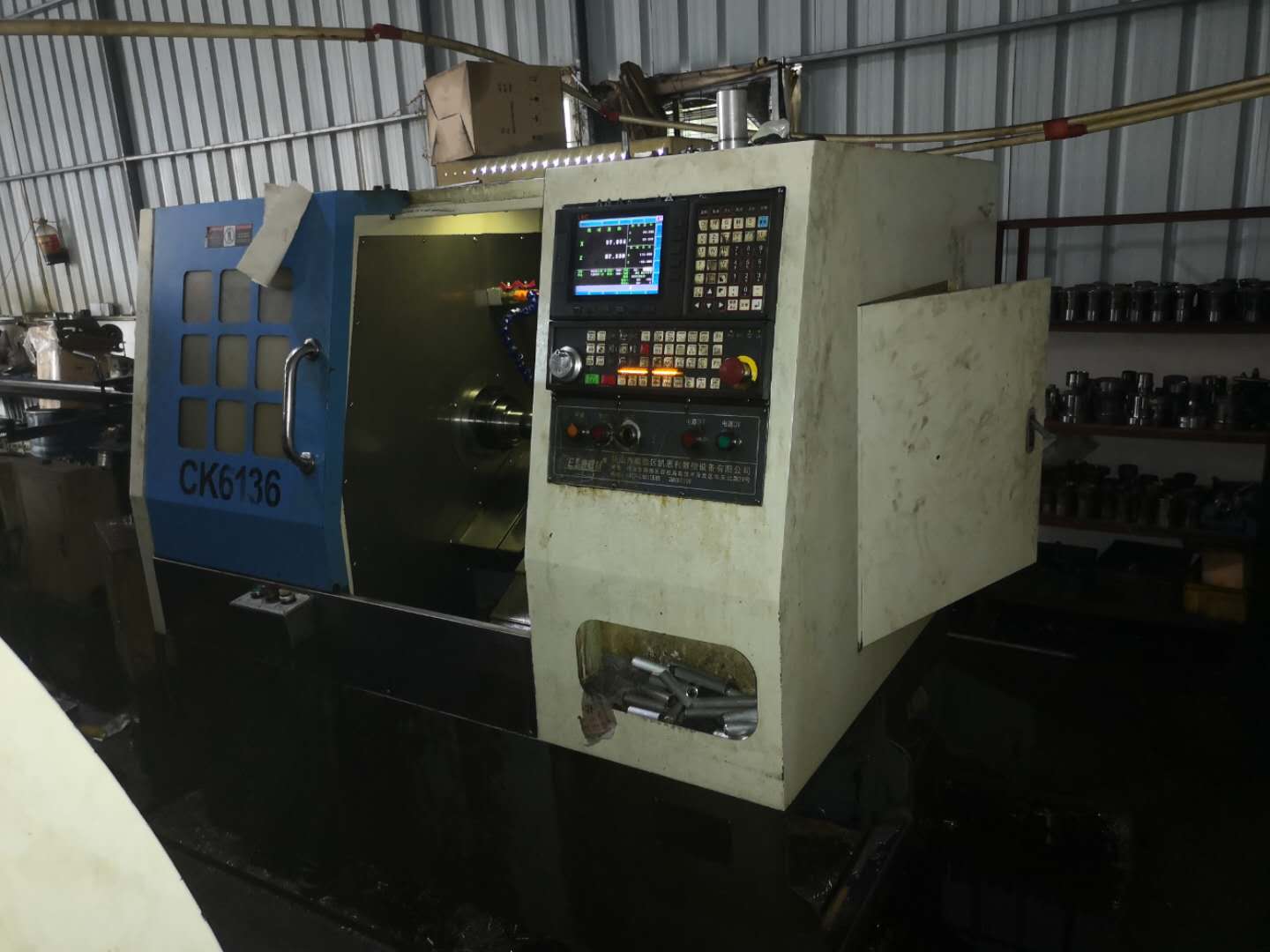 凱恩利數（shù）控車床36機放置在餘剛的生產工廠（chǎng）內