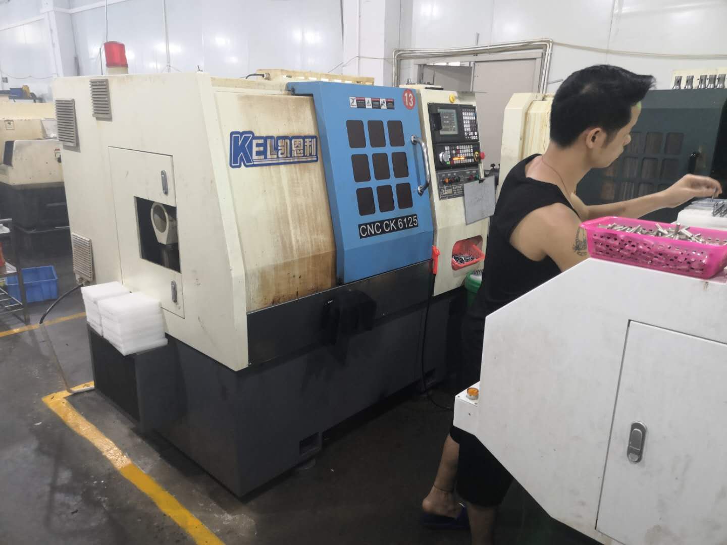 生產工人在（zài）專心的操作凱恩利數控車床