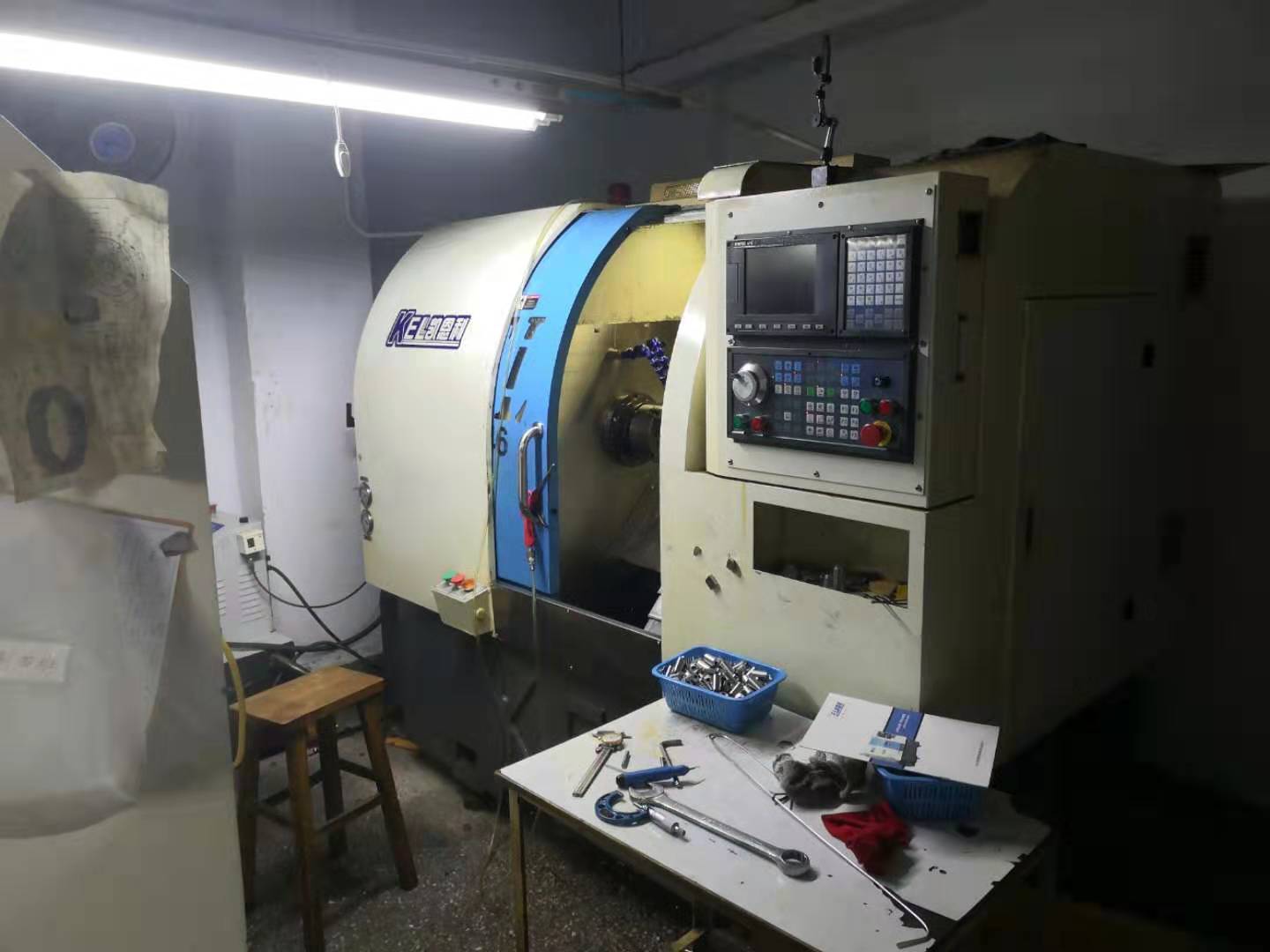 現在機器（qì）擺在一樓，總的有六~七台機，六台機是中山凱恩利機械的。其中36機5台，46機1台